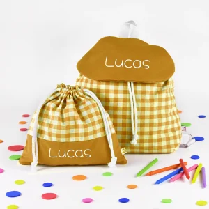 Pack Mochila y Bolsita Vichy Mostaza personalizado